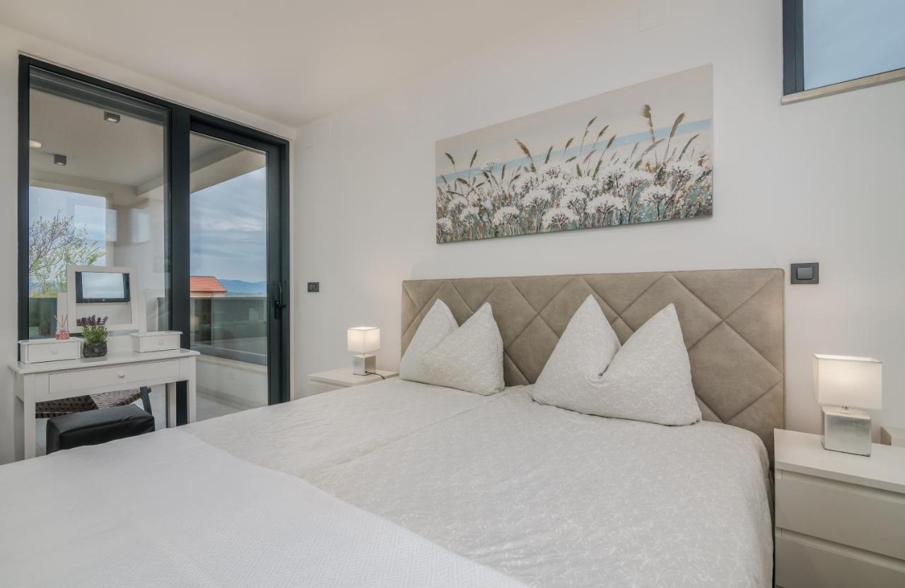 Luxury Villa Weiss - Malinska - Heated Pool - Central Floor Heating In Winter 外观 照片