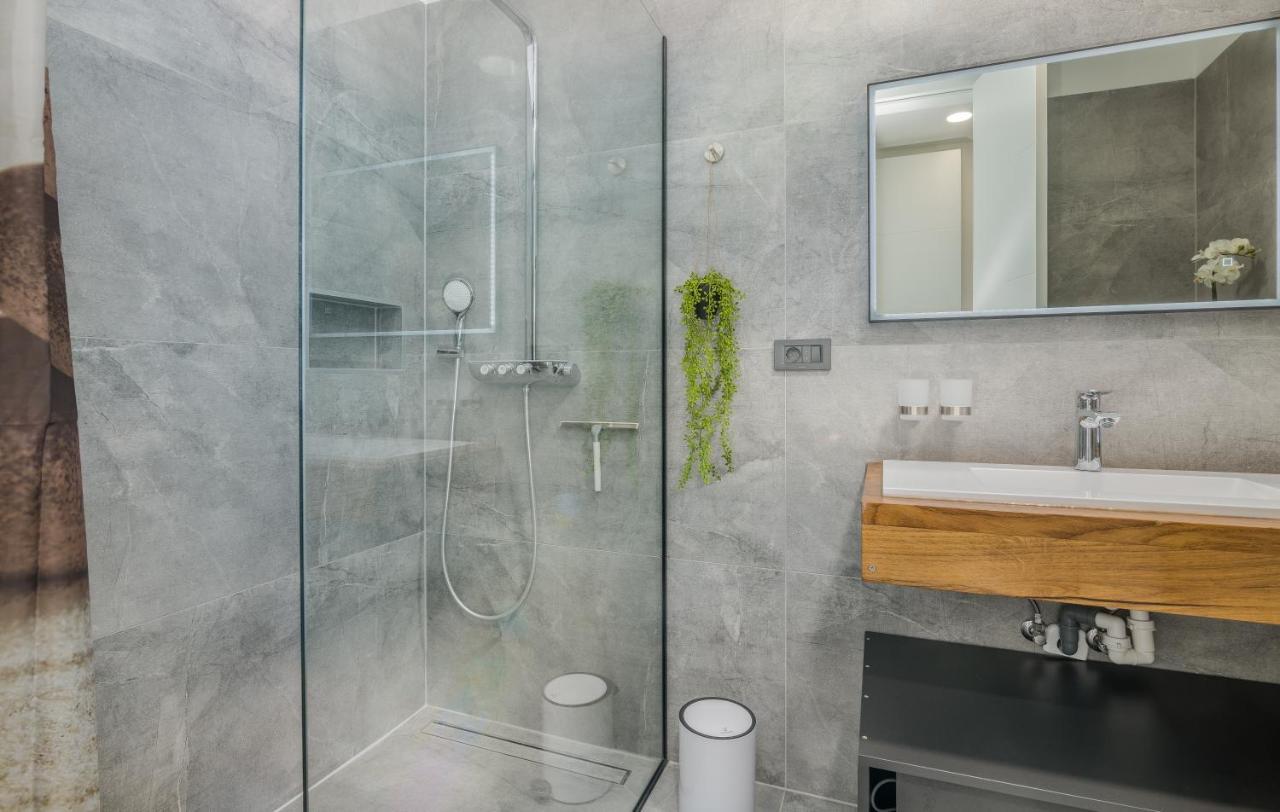 Luxury Villa Weiss - Malinska - Heated Pool - Central Floor Heating In Winter 外观 照片